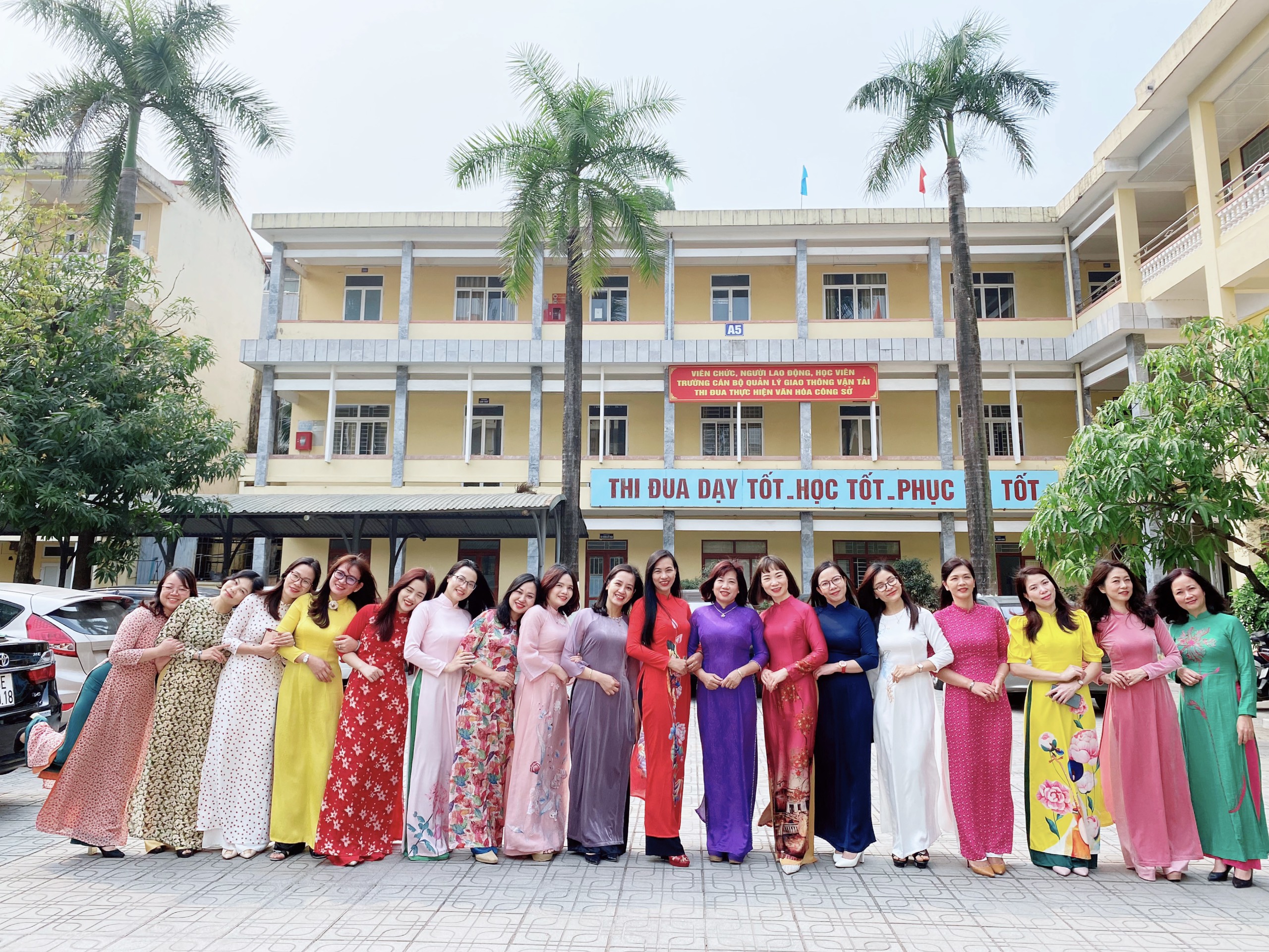 Nữ đoàn viên công đoàn Trường Cán bộ quản lý giao thông vận tải hưởng ứng “Tuần lễ áo dài Việt Nam” năm 2023