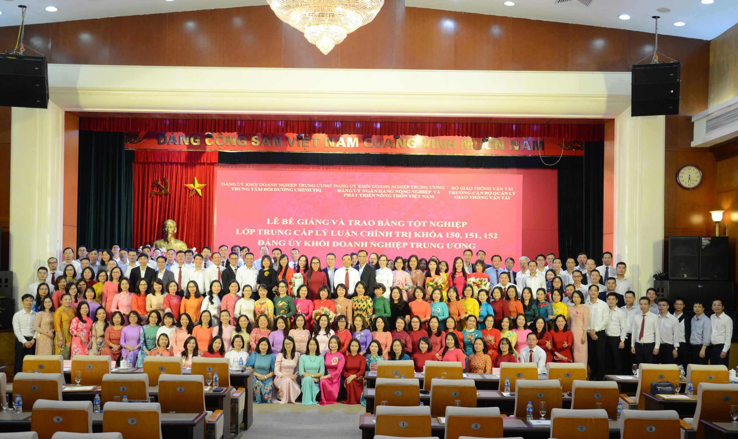 Bế giảng các lớp Trung cấp lý luận chính trị Đảng ủy Khối Doanh nghiệp Trung ương tại Ngân hàng Nông nghiệp và Phát triển nông thôn Việt Nam