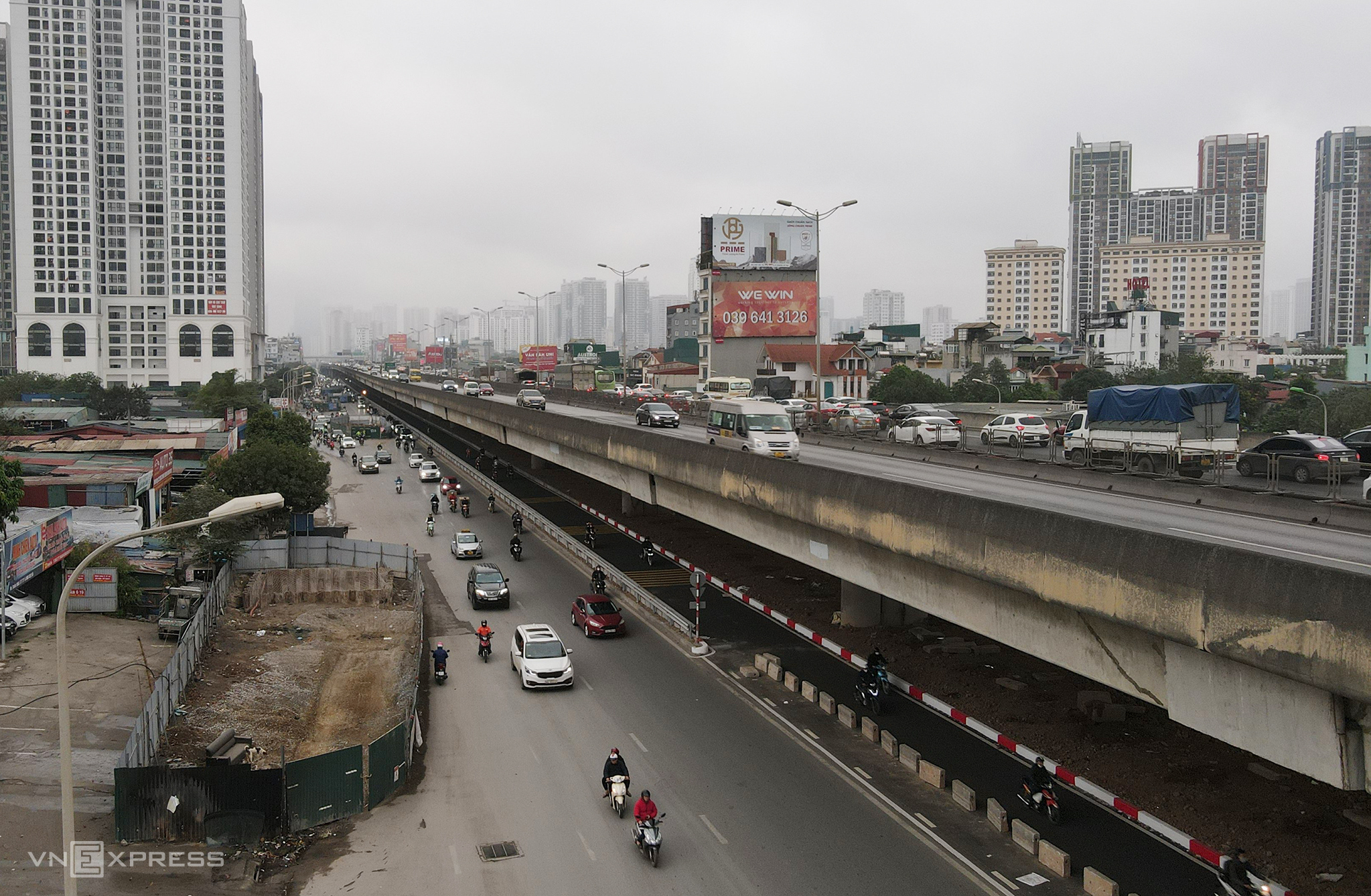Xén dải phân cách mở rộng đường Nguyễn Xiển