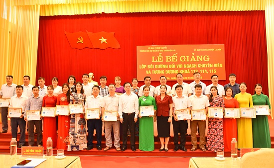 Bế giảng lớp bồi dưỡng đối với ngạch chuyên viên và tương đương tại huyện Lục Yên, tỉnh Yên Bái