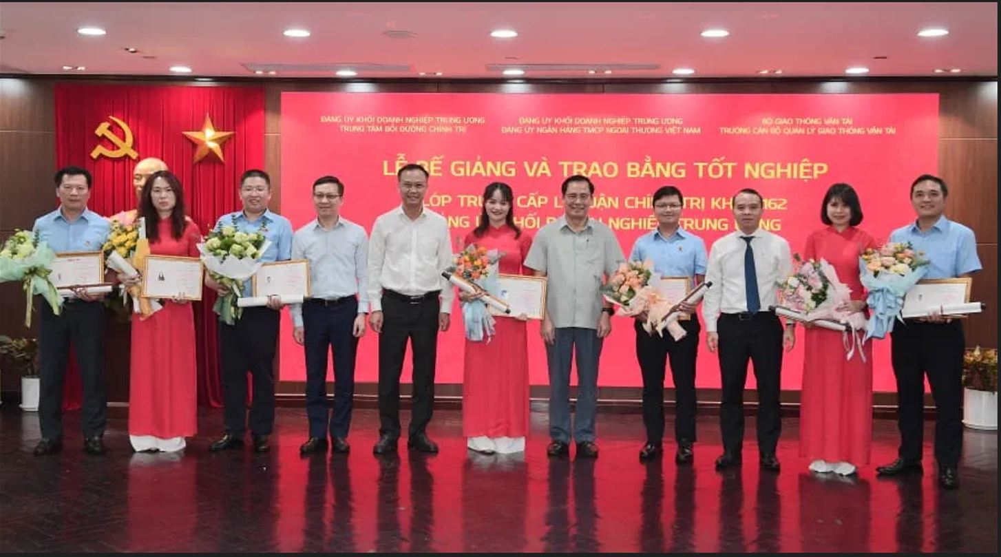 Lễ bế giảng và trao bằng tốt nghiệp lớp trung cấp lý luận chính trị  Khóa 162 (Vietcombank)