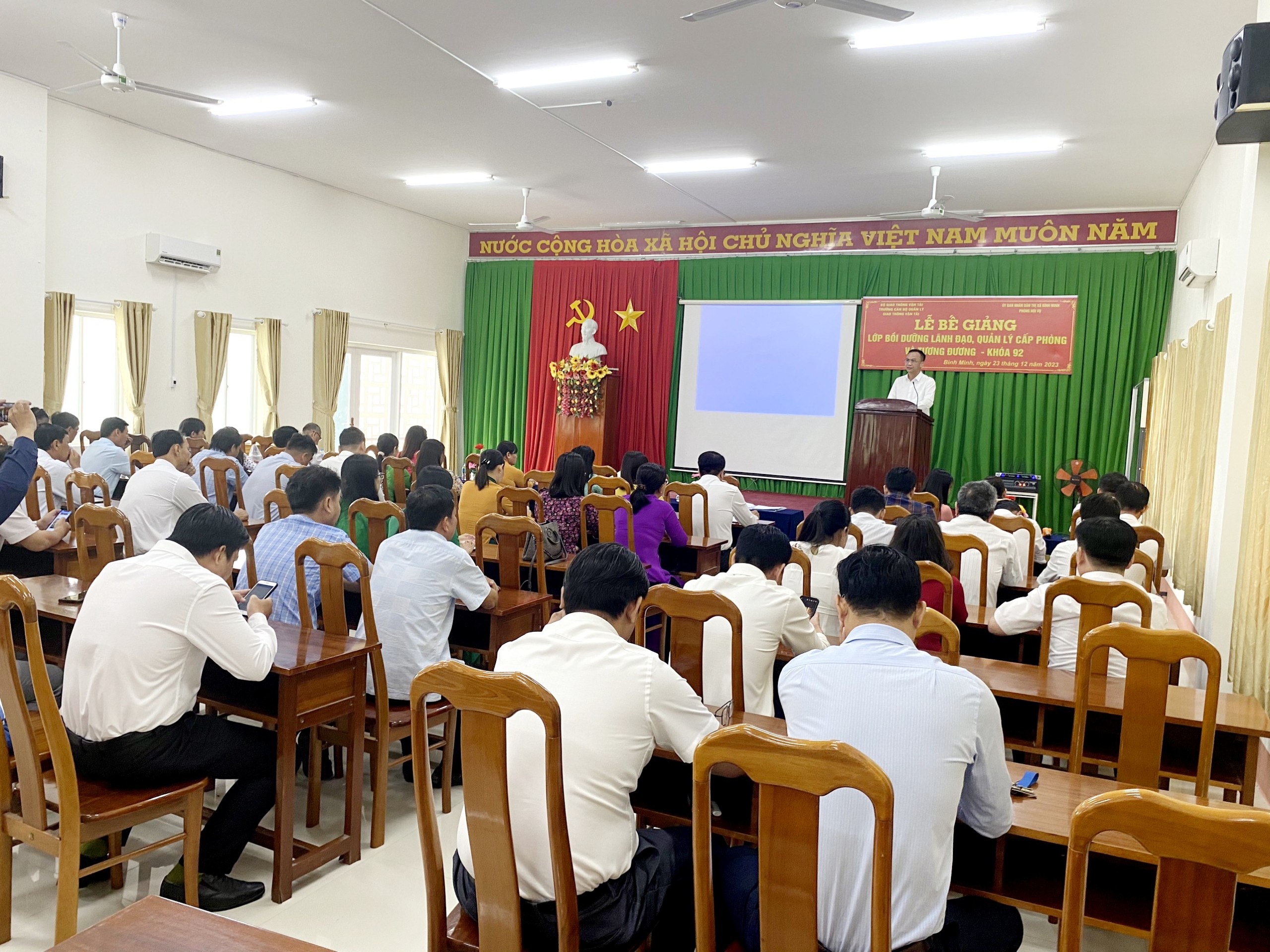 Bế giảng lớp Bồi dưỡng lãnh đạo, quản lý cấp phòng và tương đương K92 tại thị xã Bình Minh, tỉnh Vĩnh Long