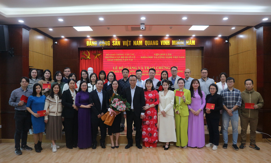 Bế giảng Lớp  bồi dưỡng lãnh đạo, quản lý cấp phòng Khóa 94 (Viện Hàn lâm Khoa học và Công nghệ Việt Nam)