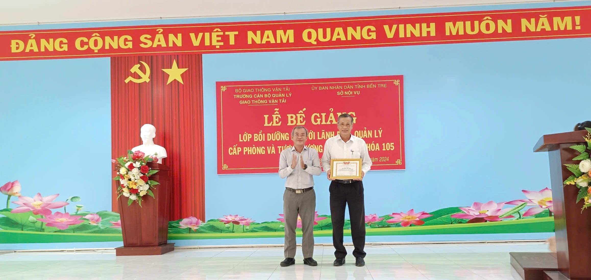 Bế giảng lớp Bồi dưỡng đối với lãnh đạo, quản lý cấp phòng và tương đương Khóa 104, Khóa 105.